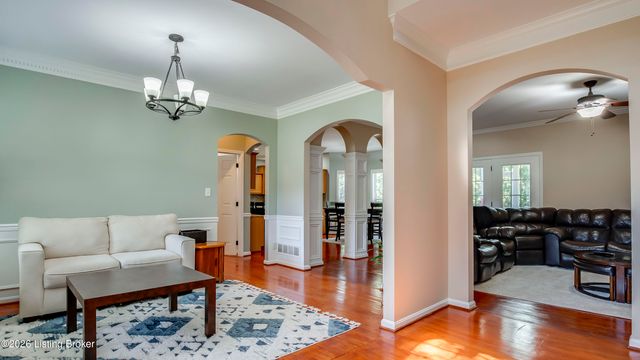 4547 Cherry Forest Cir, Louisville, KY 40245