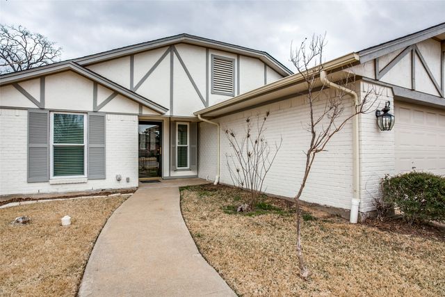 2 Preston Trail Court, Pantego, TX 76013