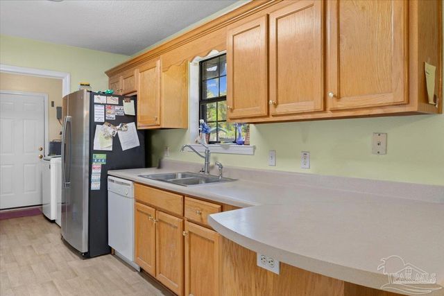 6892 Yucatan St, Milton, FL 32570