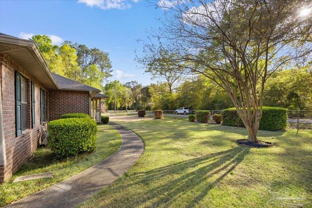 6892 Yucatan St, Milton, FL 32570