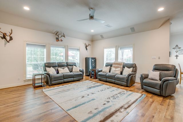 912 Thomas Crossing Drive, Fort Worth, TX 76028