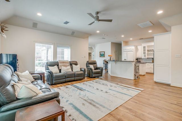 912 Thomas Crossing Drive, Fort Worth, TX 76028