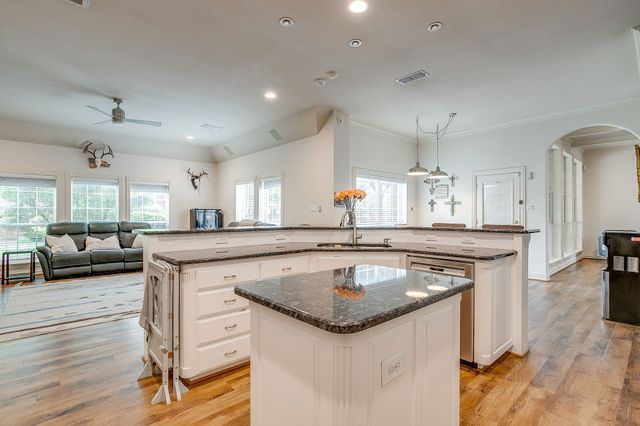 912 Thomas Crossing Drive, Fort Worth, TX 76028