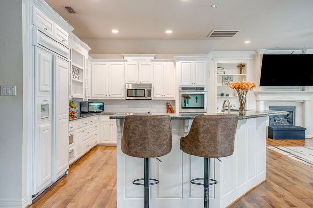 912 Thomas Crossing Drive, Fort Worth, TX 76028