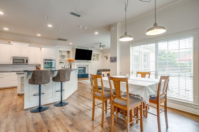 912 Thomas Crossing Drive, Fort Worth, TX 76028