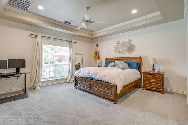 912 Thomas Crossing Drive, Fort Worth, TX 76028