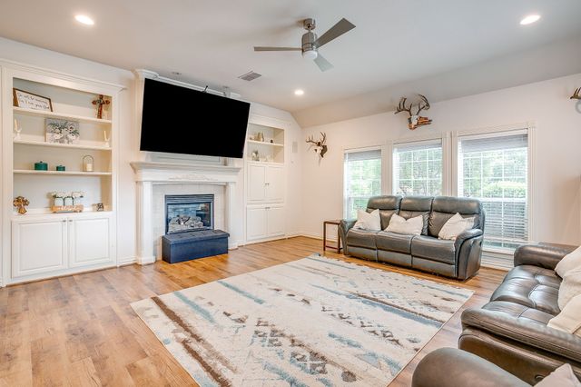 912 Thomas Crossing Drive, Fort Worth, TX 76028