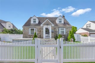 933 Fenworth Boulevard, Franklin Square, NY 11010