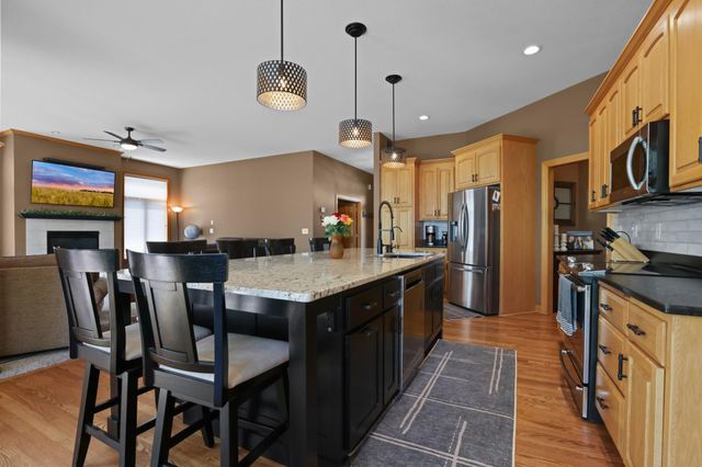 8156 9th Street Place N, Oakdale, MN 55128