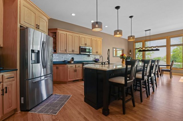 8156 9th Street Place N, Oakdale, MN 55128