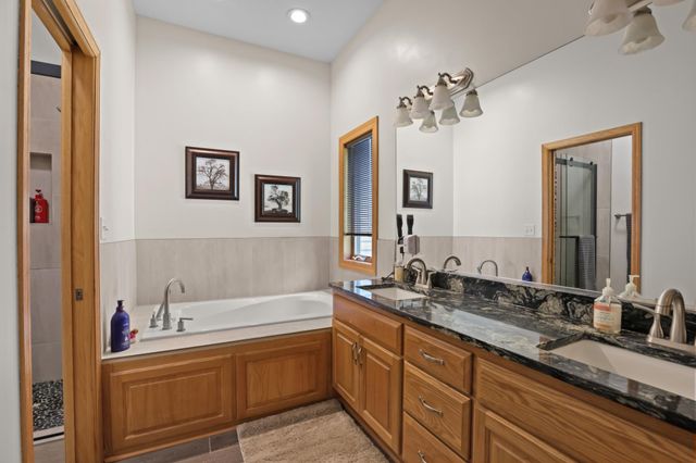 8156 9th Street Place N, Oakdale, MN 55128
