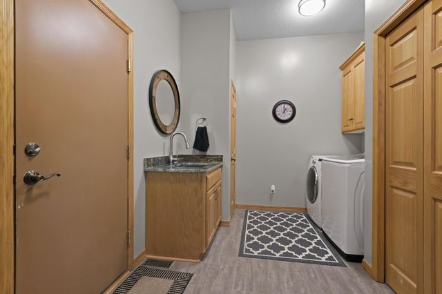 8156 9th Street Place N, Oakdale, MN 55128