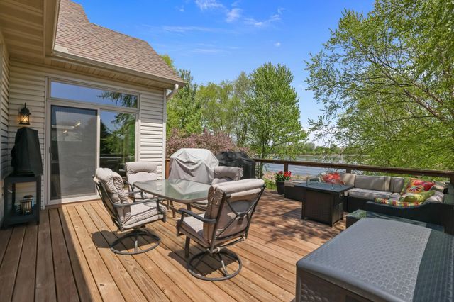 8156 9th Street Place N, Oakdale, MN 55128