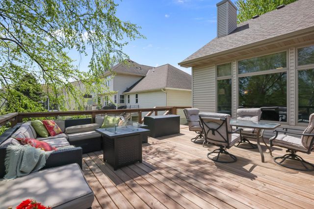 8156 9th Street Place N, Oakdale, MN 55128