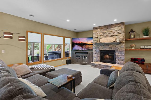 8156 9th Street Place N, Oakdale, MN 55128