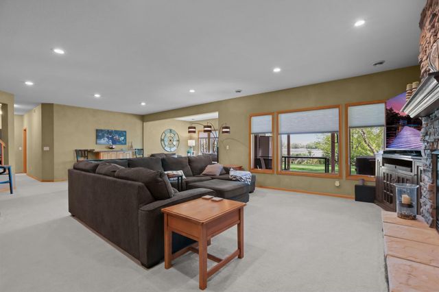 8156 9th Street Place N, Oakdale, MN 55128