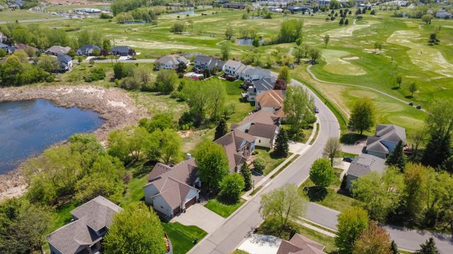 8156 9th Street Place N, Oakdale, MN 55128