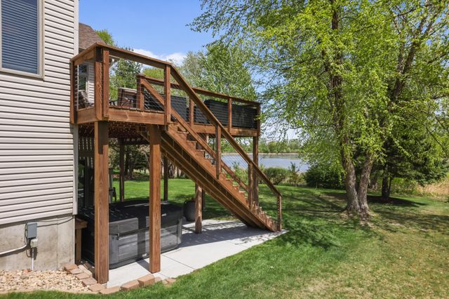 8156 9th Street Place N, Oakdale, MN 55128