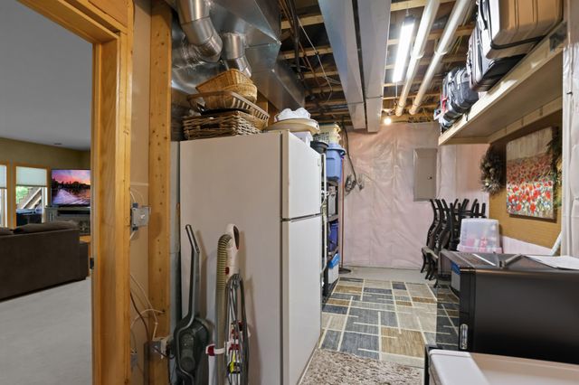 8156 9th Street Place N, Oakdale, MN 55128