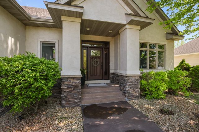 8156 9th Street Place N, Oakdale, MN 55128