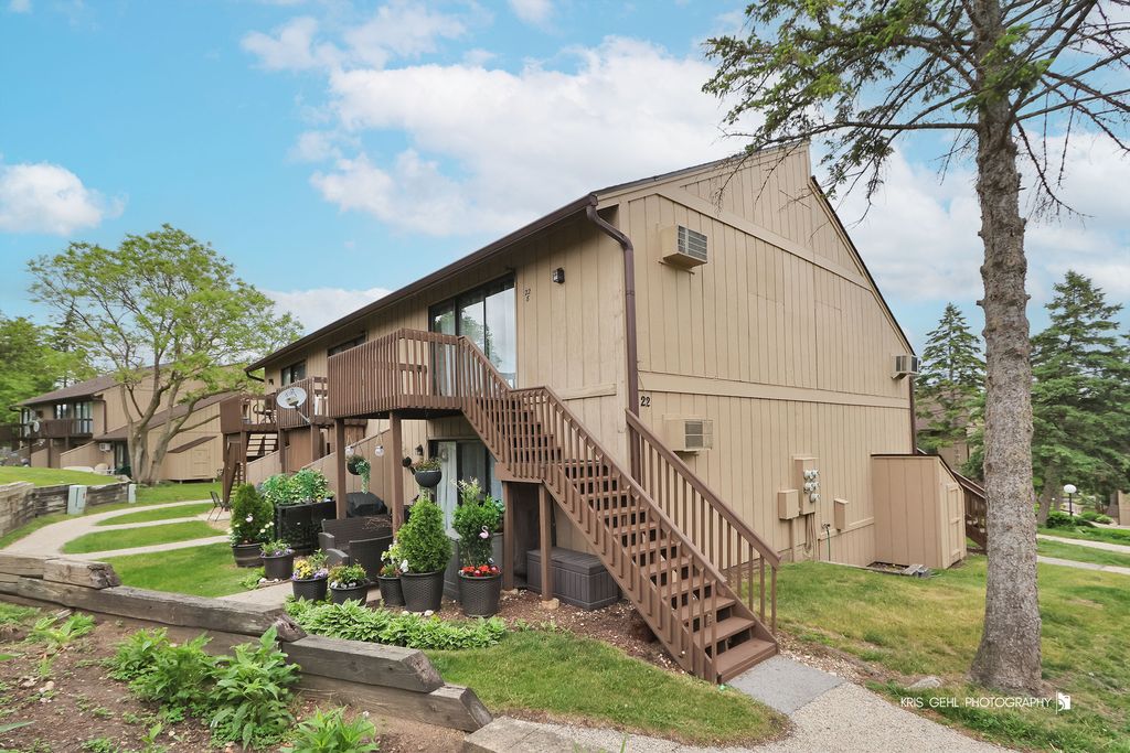 22 Jamaica Colony 8, Fox Lake, IL 60020