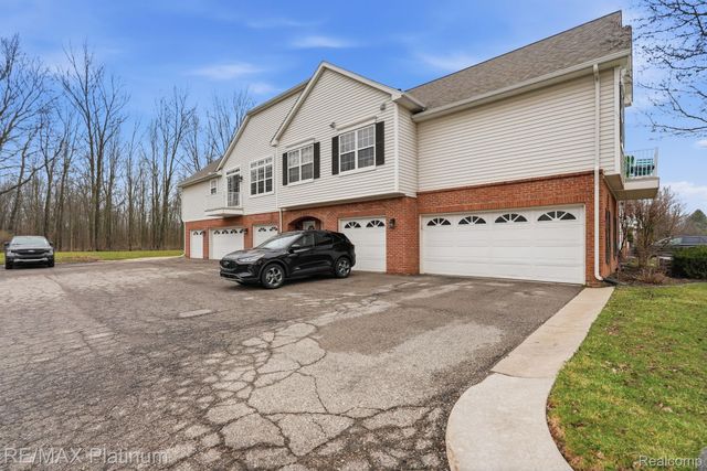 556 Olde English Circle 94, Howell Township, MI 48855