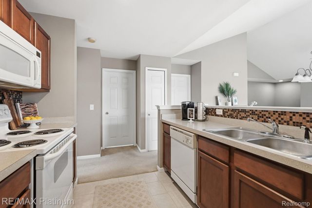 556 Olde English Circle 94, Howell Township, MI 48855