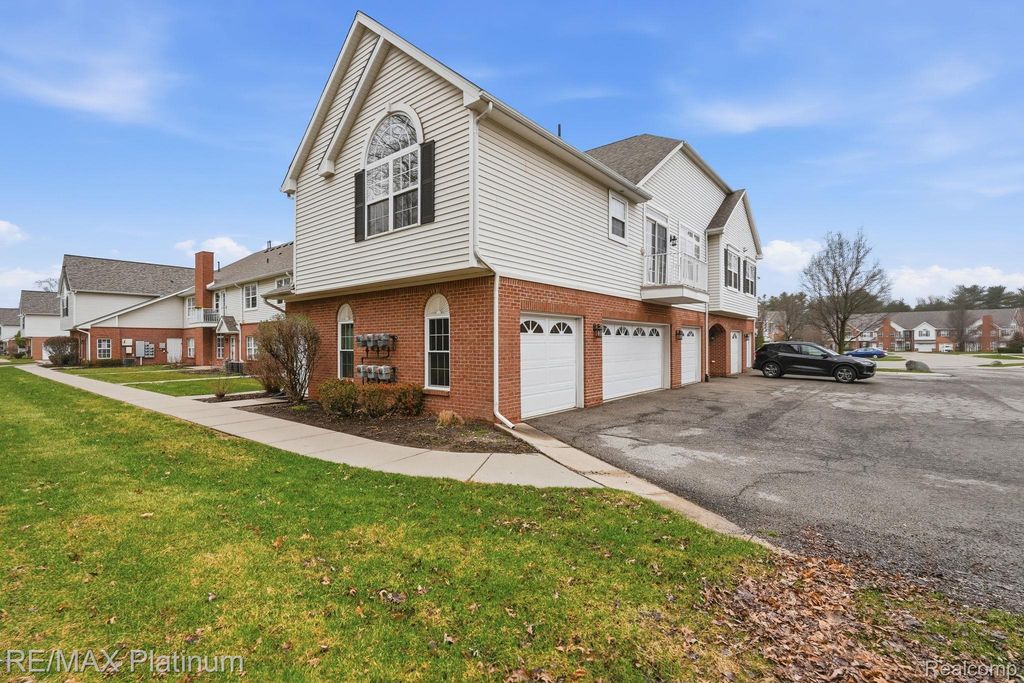 556 Olde English Circle 94, Howell Township, MI 48855