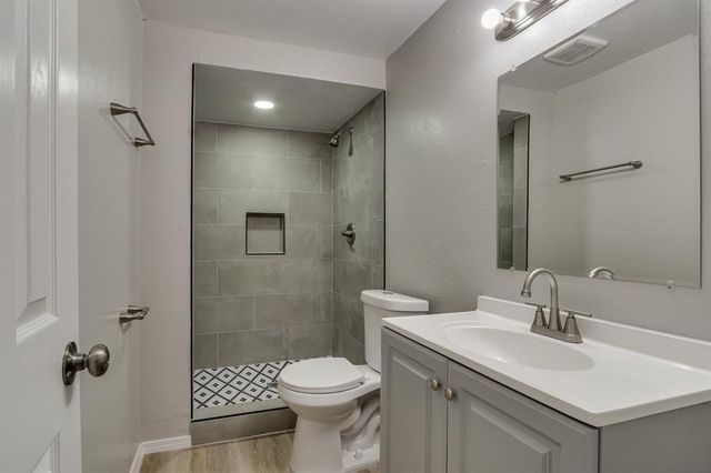 809 Holly Hill Road, Edmond, OK 73003
