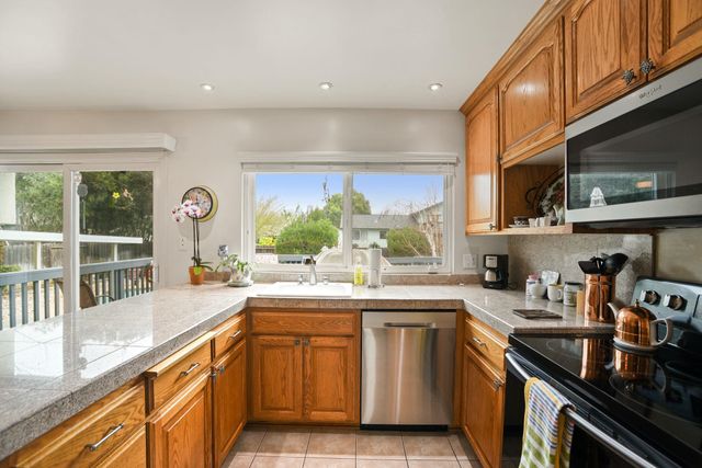 136 Marco Ln, Vacaville, CA 95688