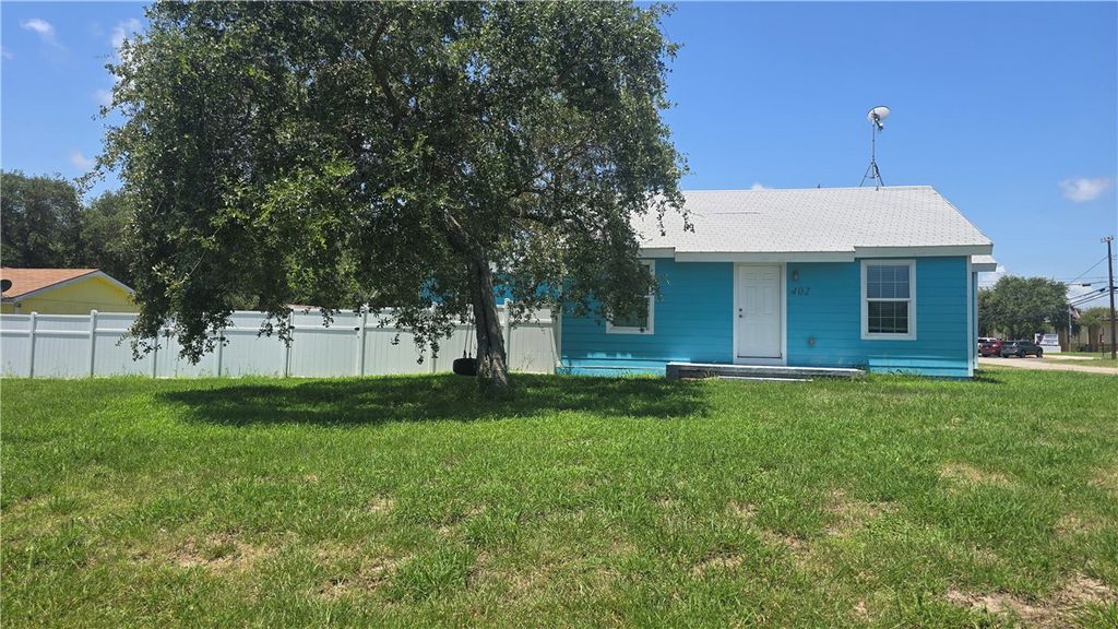 402 S Saunders St, Aransas Pass, TX 78336 — photo 2