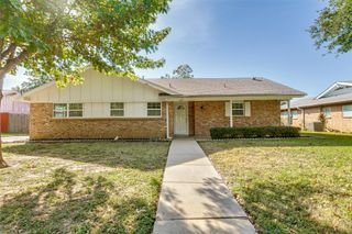 425 W Pleasantview Drive, Hurst, TX 76054