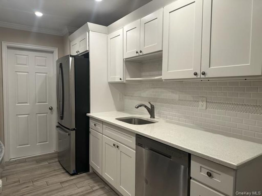 121 Whalers Cove, Babylon, NY 11702 — photo 2