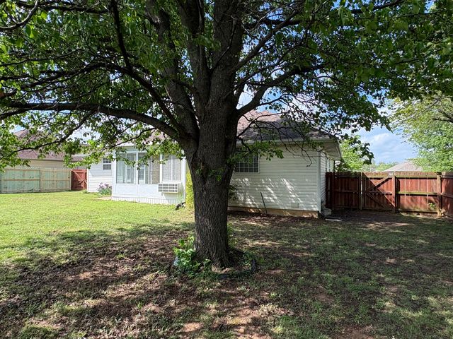3242 W McClernon Street, Springfield, MO 65803