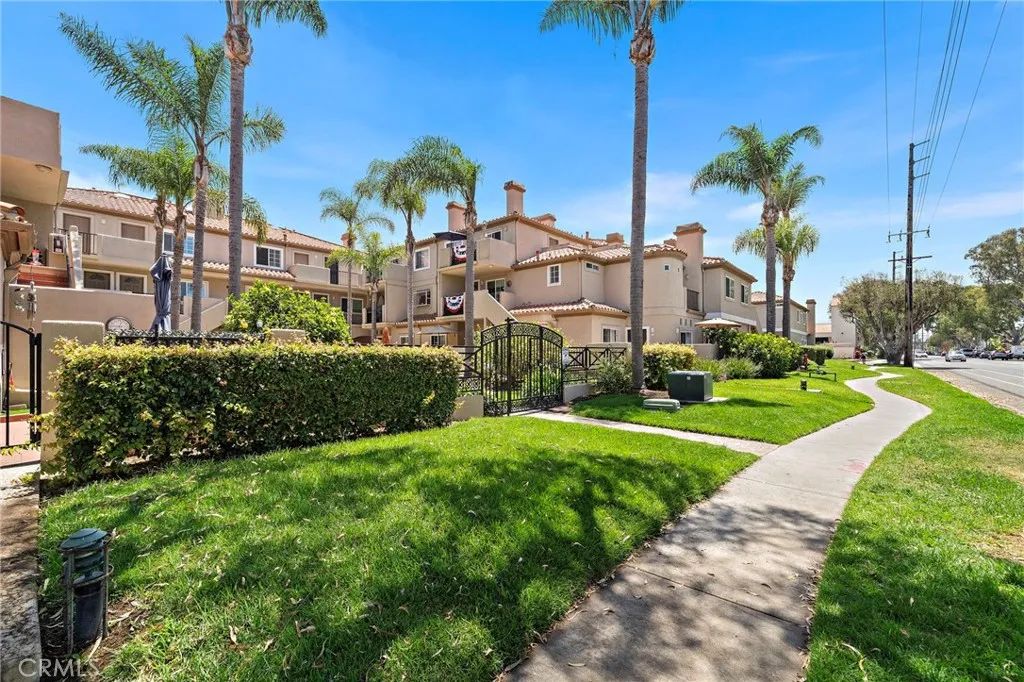 606 Lake Street 23, Huntington Beach, CA 92648