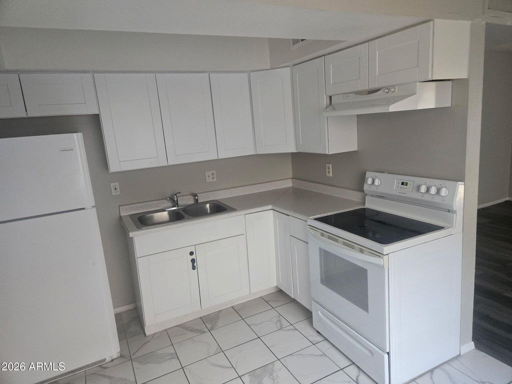 Image 6 of property listing at 9222 N 35TH Avenue 14, Phoenix, AZ 85051