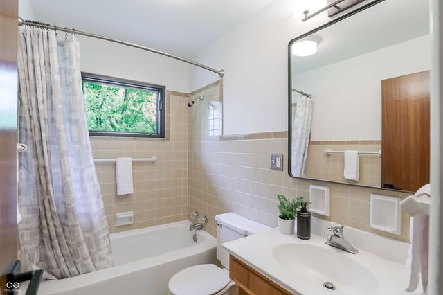 32 Circle Drive, Carmel, IN 46032