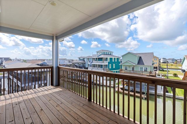 413 Jeanie Lynne Circle, Tiki Island, TX 77554