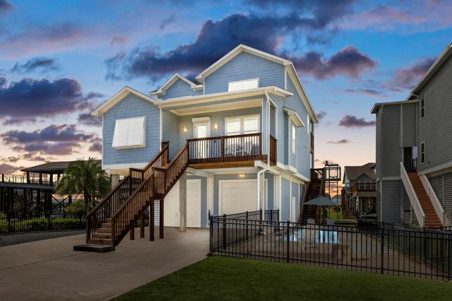 413 Jeanie Lynne Circle, Tiki Island, TX 77554