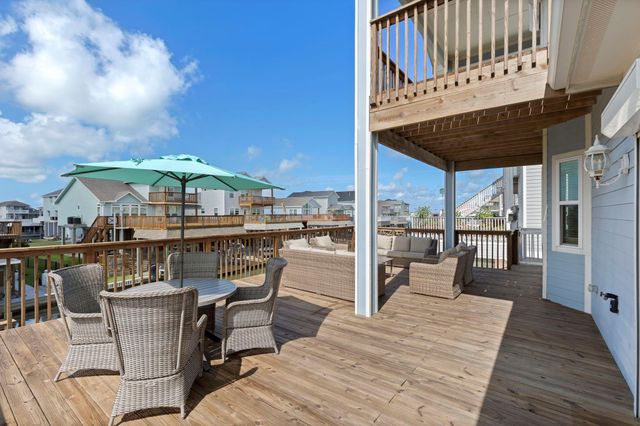 413 Jeanie Lynne Circle, Tiki Island, TX 77554