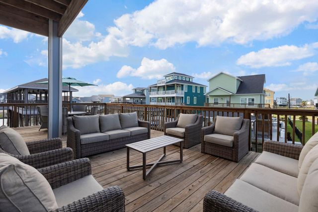 413 Jeanie Lynne Circle, Tiki Island, TX 77554