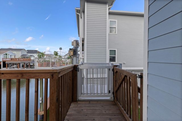 413 Jeanie Lynne Circle, Tiki Island, TX 77554