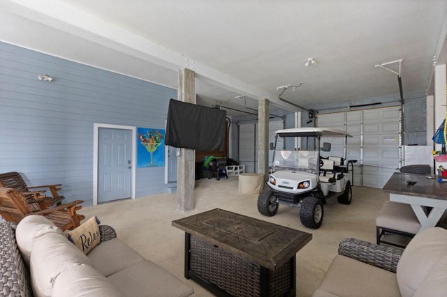 413 Jeanie Lynne Circle, Tiki Island, TX 77554