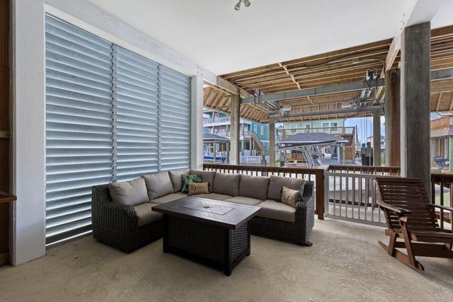 413 Jeanie Lynne Circle, Tiki Island, TX 77554