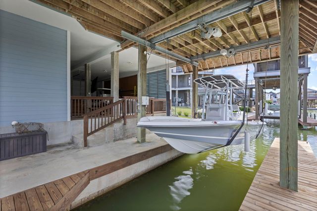 413 Jeanie Lynne Circle, Tiki Island, TX 77554