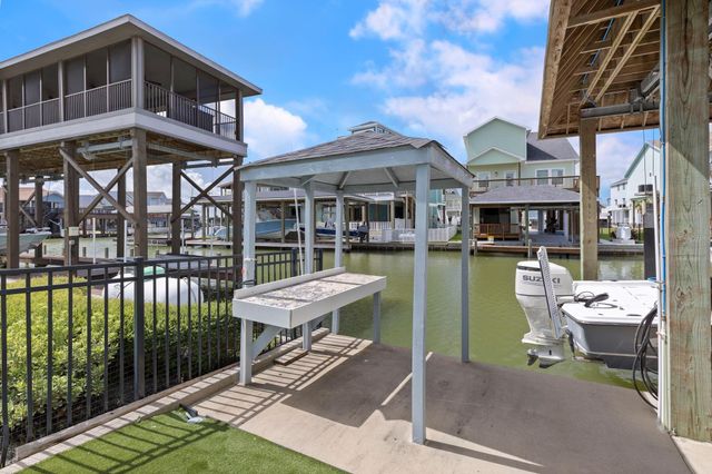 413 Jeanie Lynne Circle, Tiki Island, TX 77554