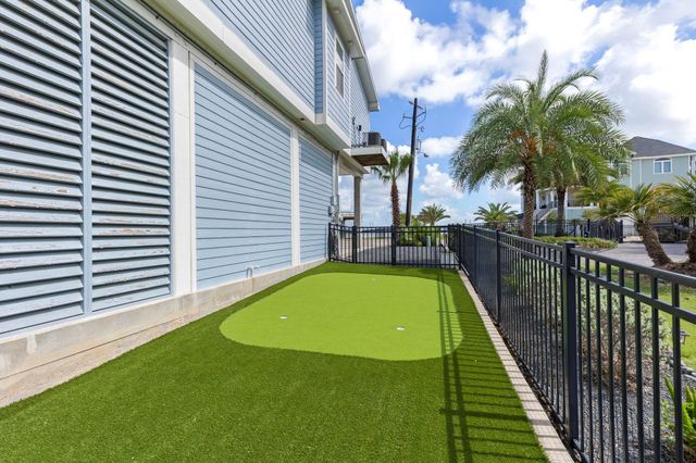 413 Jeanie Lynne Circle, Tiki Island, TX 77554