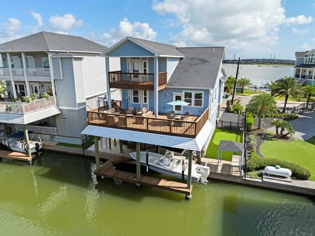 413 Jeanie Lynne Circle, Tiki Island, TX 77554
