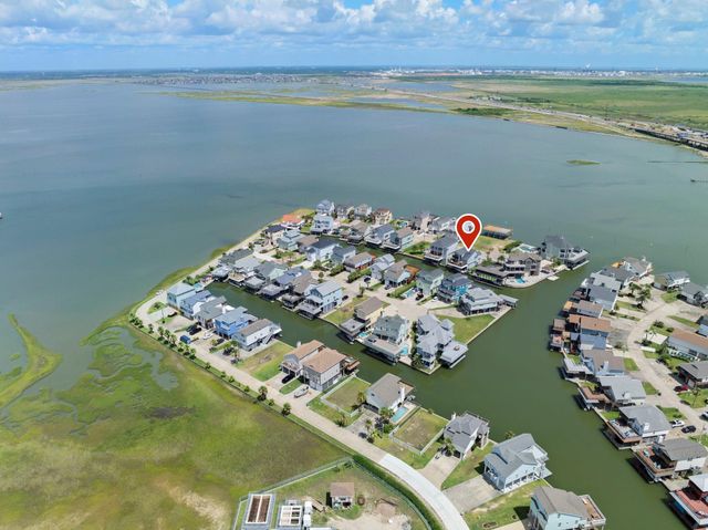 413 Jeanie Lynne Circle, Tiki Island, TX 77554