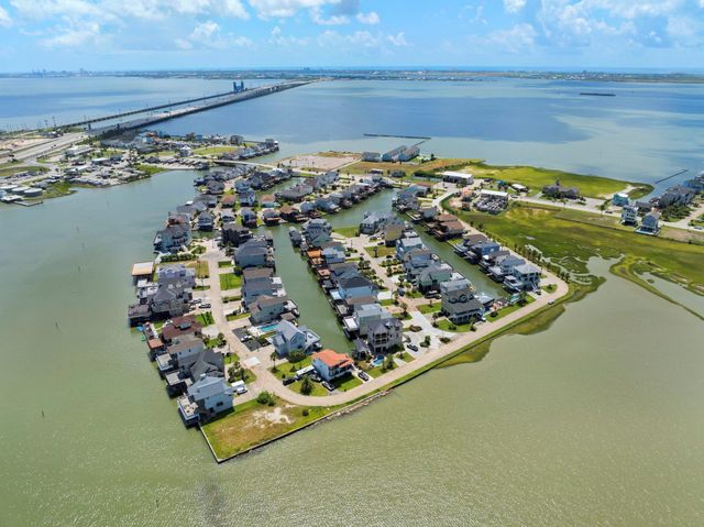 413 Jeanie Lynne Circle, Tiki Island, TX 77554